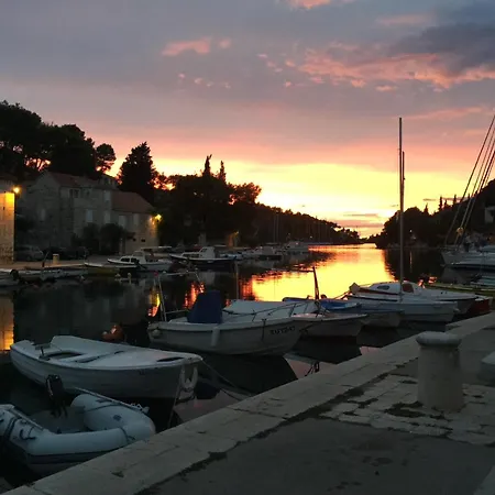 Monica ヴィラ Ložišće