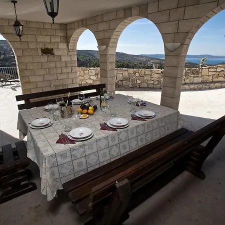 Monica فيلة Ložišće